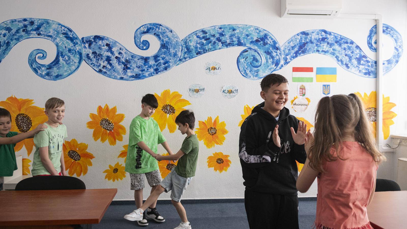 Ukrán tanulók a Migration Aid civil szervezet által tavaly augusztus végéig Budapesten működtetett Learning Without Borders pop-up iskolában, ahol jórészt menekült tanárok tanítottak menekült gyerekeket