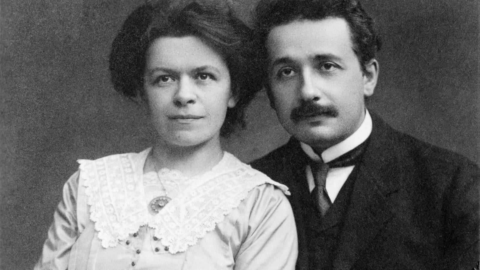 Albert Einstein első felesége , Márity Miléva, magyar tudósok írásait olvasta fel, így Eötvös Lorándét is