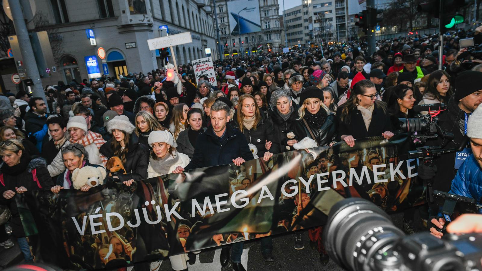 A Tisza Párt demonstrációja a gyermekbántalmazás ellen december 13-án 