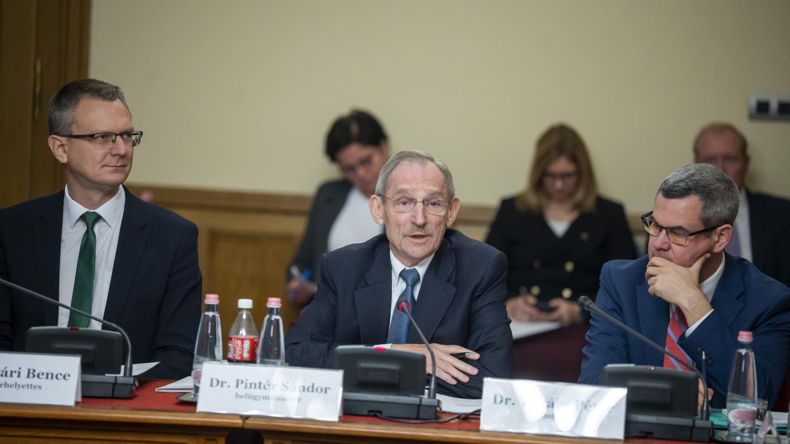 A Belügyminisztérium egyelőre nem akarja elvenni a kitüntetést a Juhász Péter Pált fedező nevelőnőtől