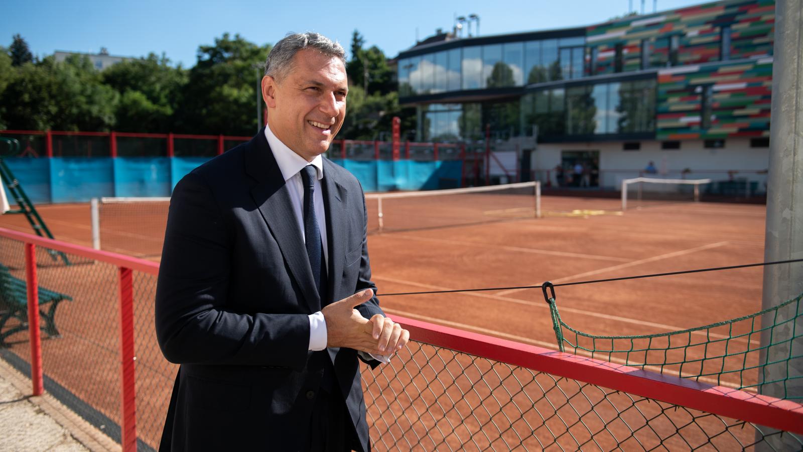 Hivatalosan tilos, Lázár János mégis teniszpályát húzott fel a kastélya melletti erdőben