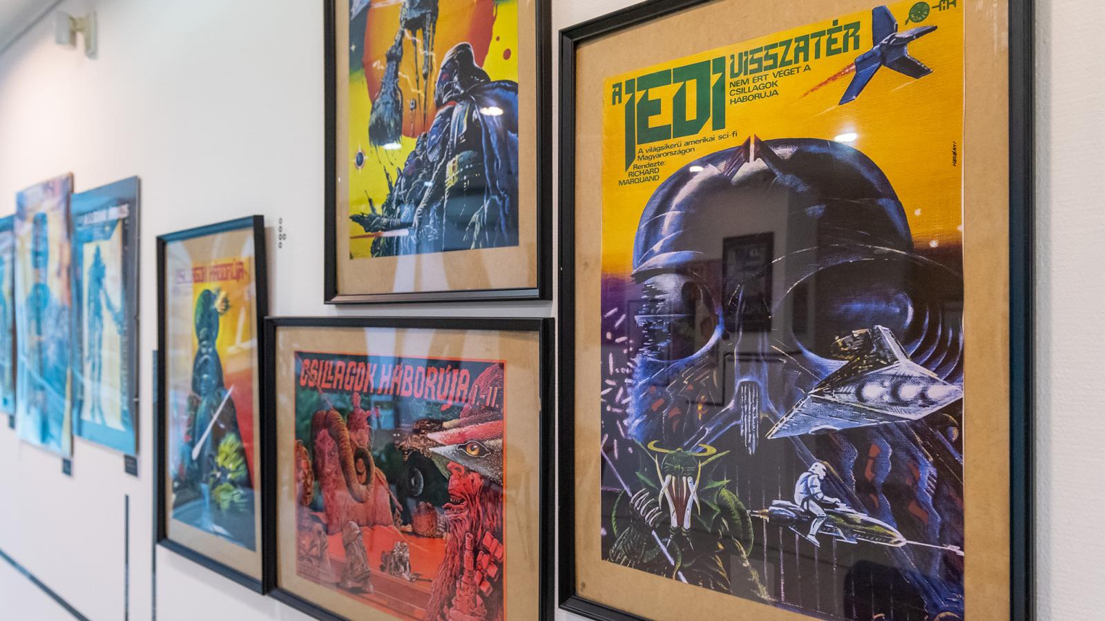 Sci-fi-plakátok a falakon 