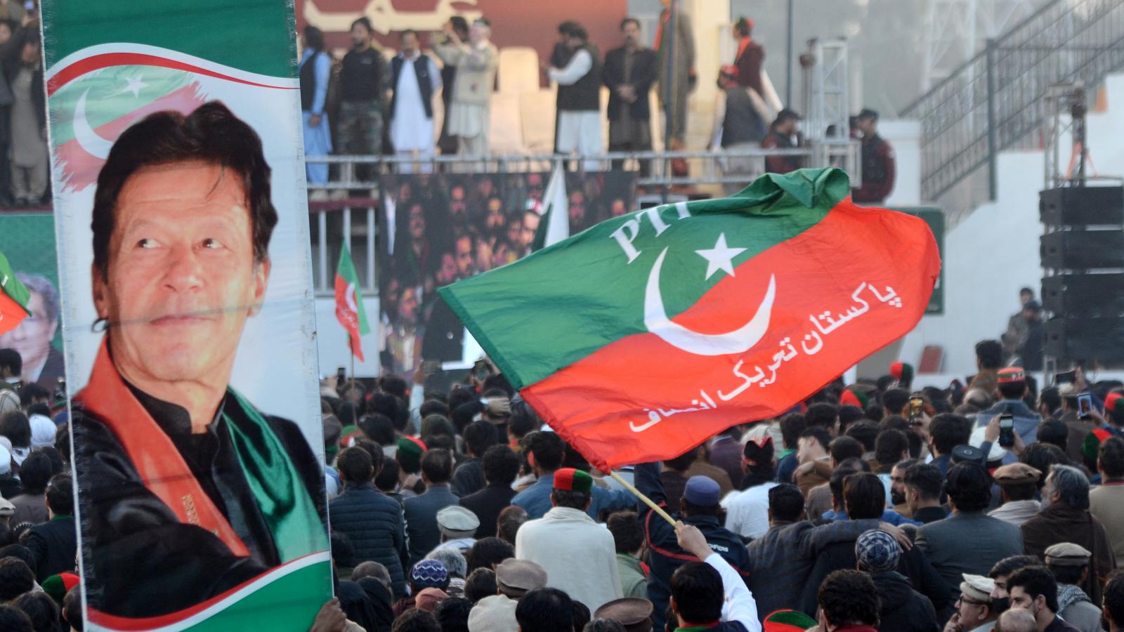 Korrupció miatt fejenként 17 év börtönre ítélték a volt pakisztáni kormányfőt és a feleségét