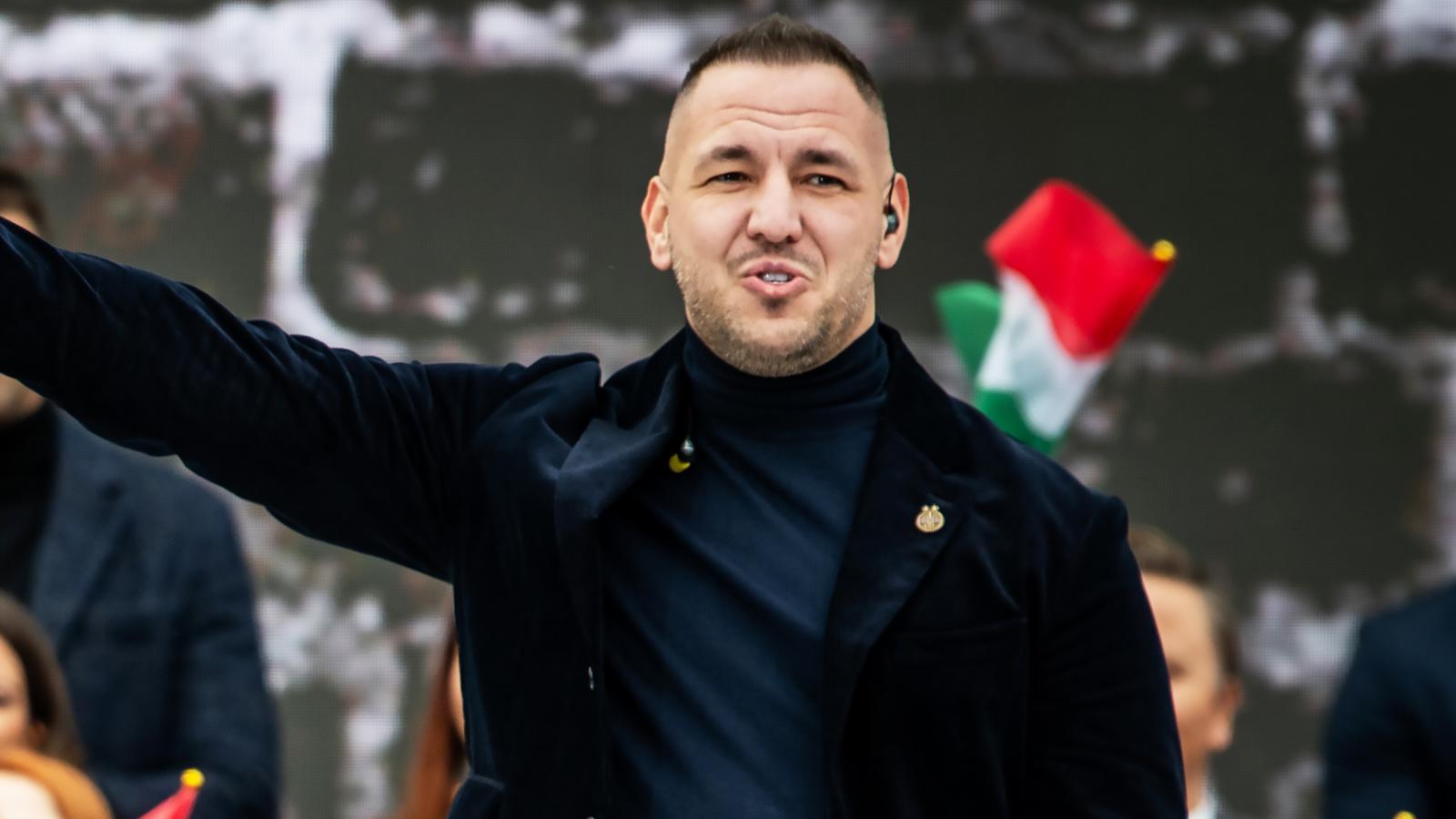 Pezsgő, kaviár, kurvák – rappelte Curtis 14-15 éves gyerekeknek a Puskás Akadémia karácsonyi buliján