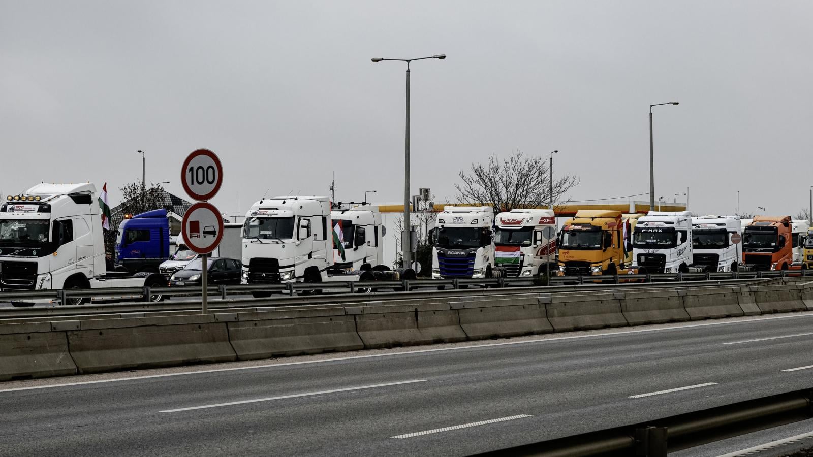 Elindult a tiltakozó kamionosok menete Budapestre, de a Hősök terére csak 50 járművet engednek be