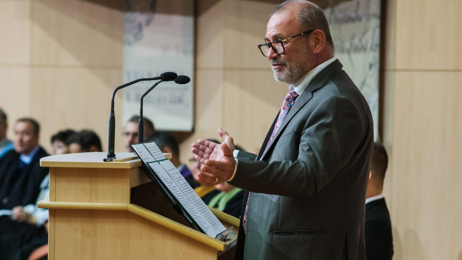 Lantos Csaba energiaügyi miniszter beszédet mond a Szegedi Tudományegyetem (SZTE) tanévnyitó ünnepi szenátusülésén 2025. szeptember 5-én