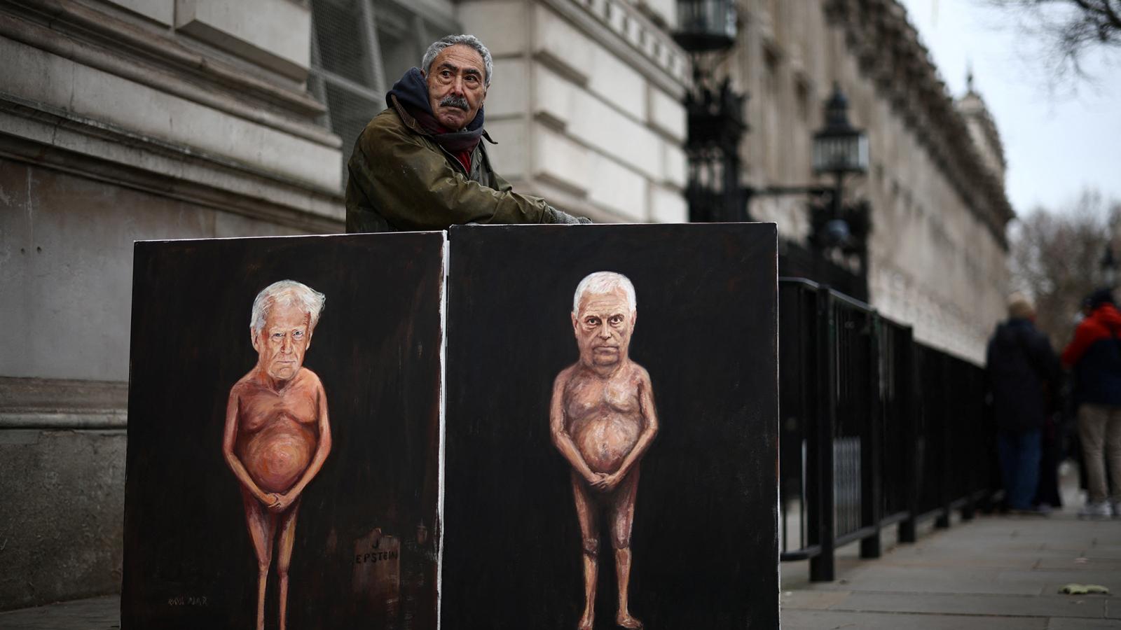 A politikai aktivista és festő Kaya Mar a Trumpról és András hercegről készült festményeivel Londonban