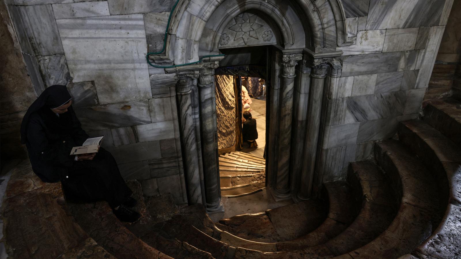 A Jézus szülőhelyéhez vezető lépcsők a betlehemi bazilikában