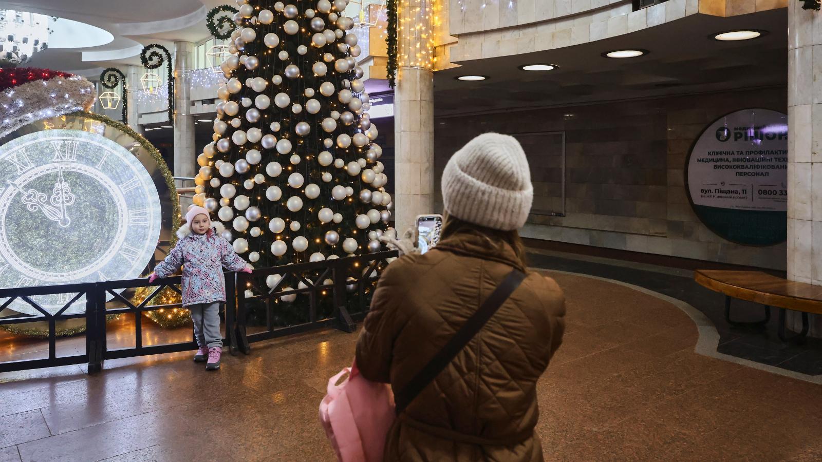 A háború miatt nem áll le az élet, de megbénul néha