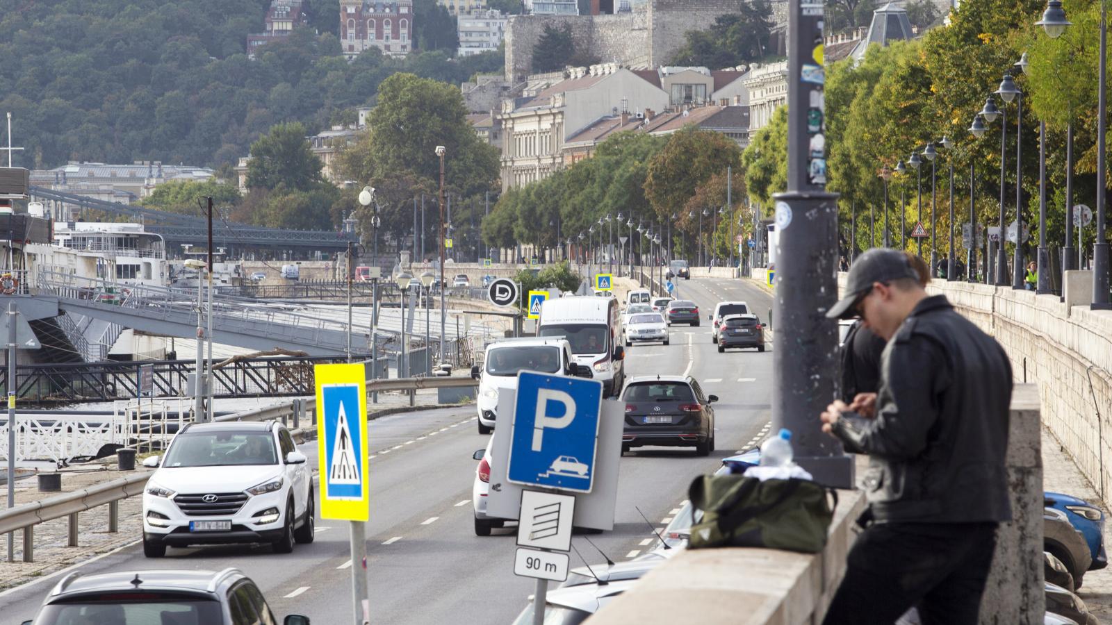 Baleset történt a budai alsó rakparton, kövekre zuhant egy ember