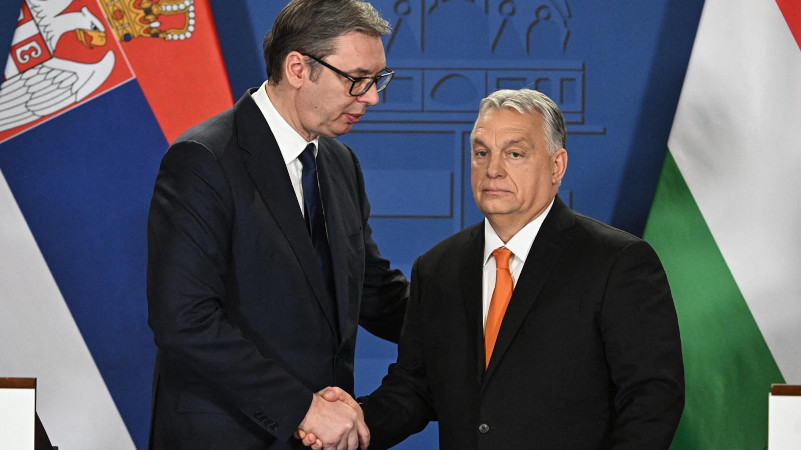 Magyar barátok vehetik meg a szerb NIS-t