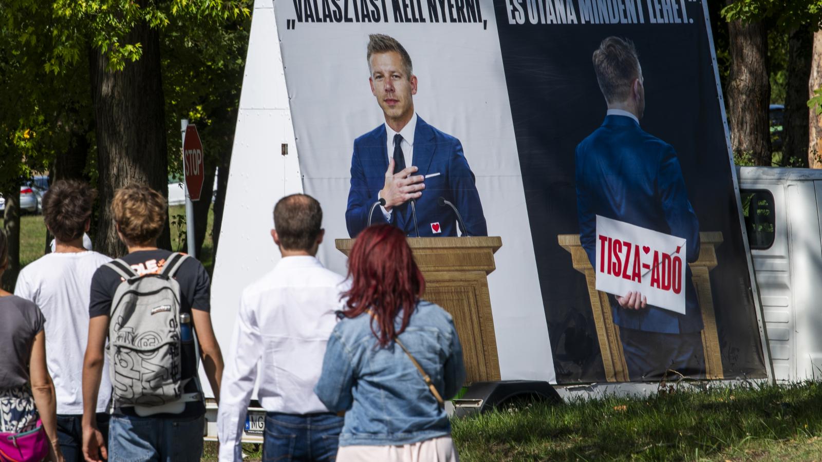Magyar Pétert és a Tisza pártot lejárató óriásplakátok is készültek a hazug Index-cikk alapján