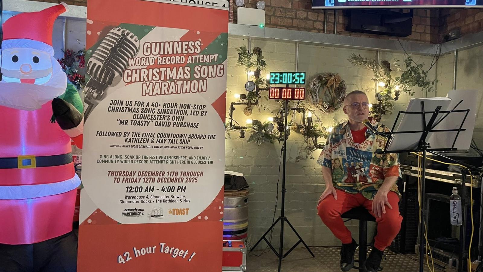 A férfi 42 órán keresztül énekelte a karácsonyi dalokat