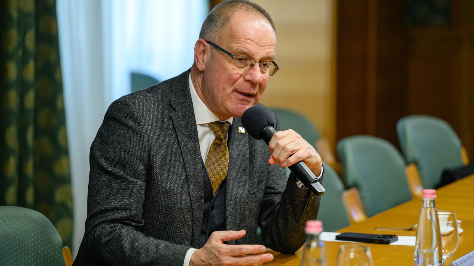 Navracsics Tibor középtávon „finomítaná” az önkormányzati rendszert, ha a Fidesz hatlamon marad a 2026-os választás után