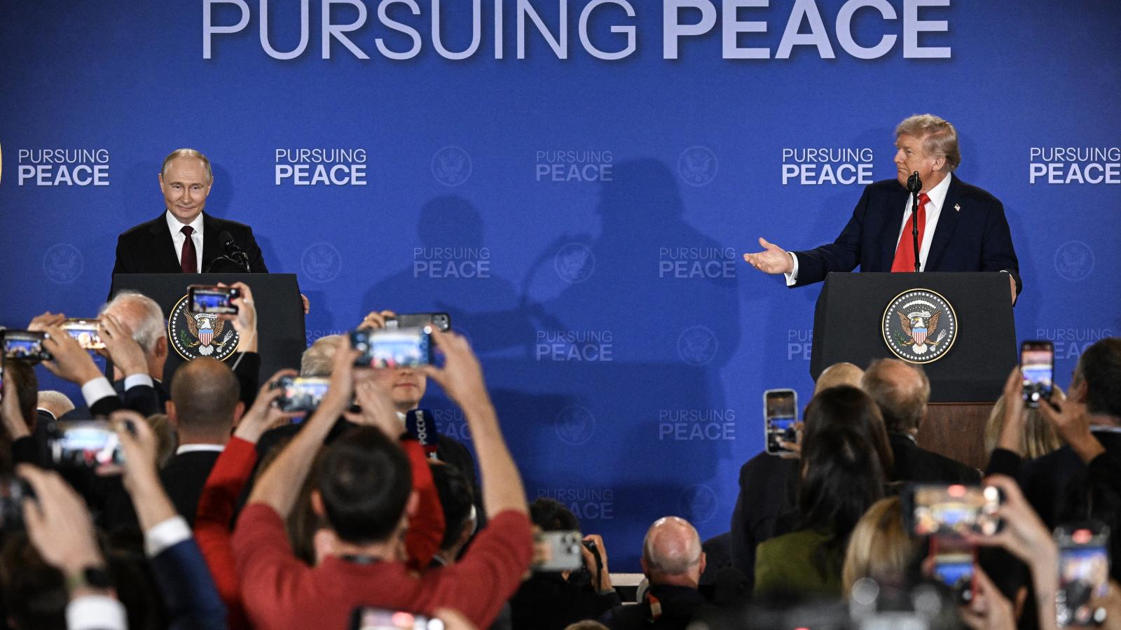 Putyin orosz és Trump amerikai elnök Alaszkában – mindketten olyan világot képzelnek el, ahol a lehető legkevesebb a zavaró tényező