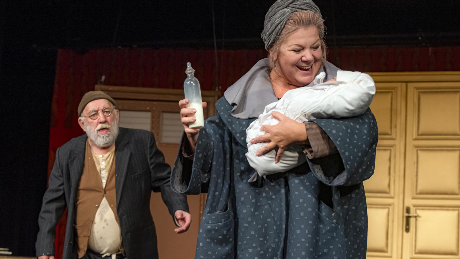 A csecsemő, Máli néni és a férje (Seres Ildikó és Szegedi Dezső) Füst Milán darabjában