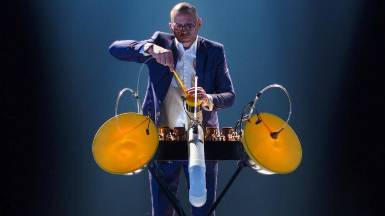 Jean-François Laporte és a Babel Table. A rezgéseket szenzorok rögzítik, digitális feldolgozás erősíti és rétegzi őket