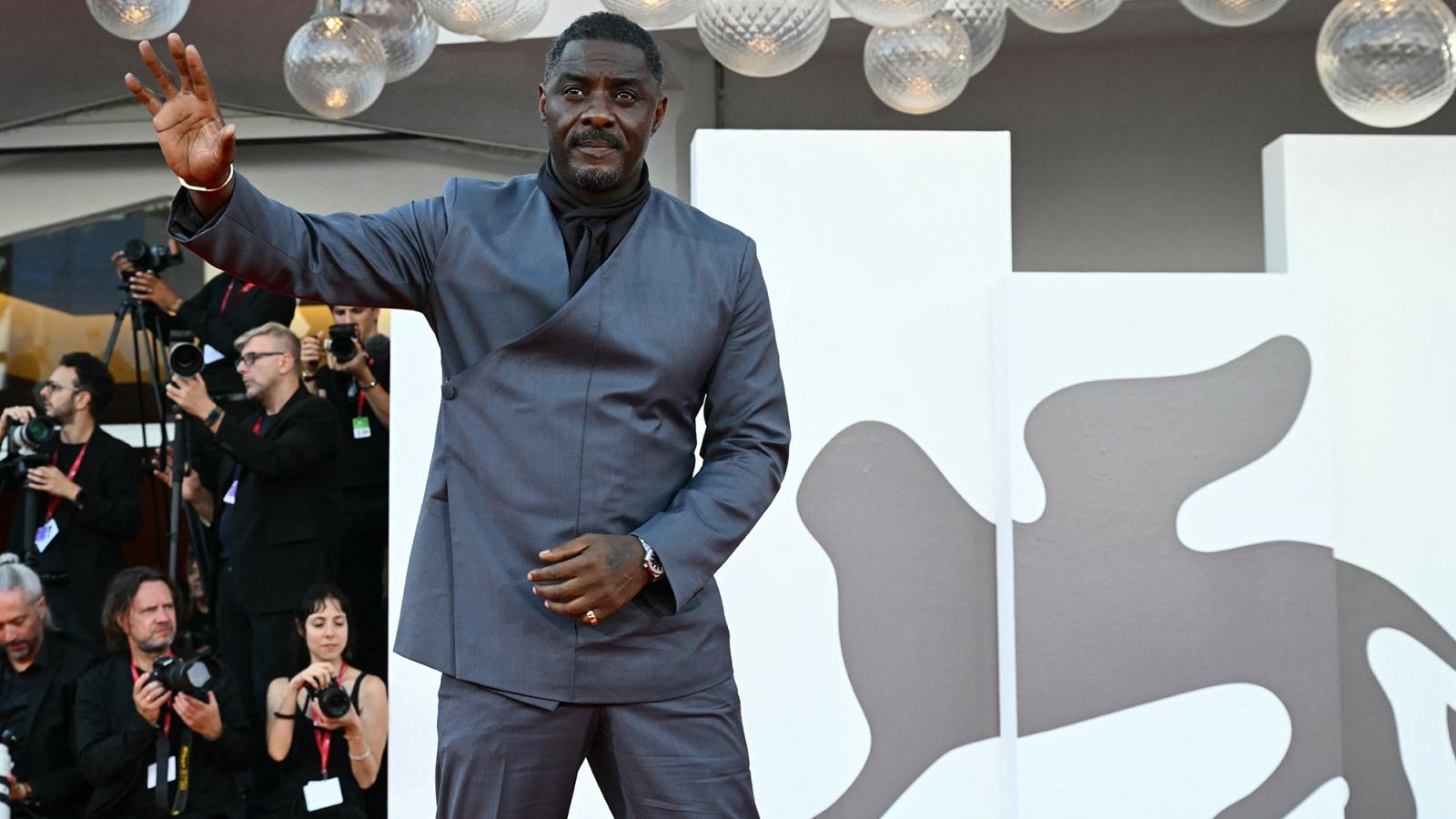 III. Károly lovagi címet adományozott Idris Elbának