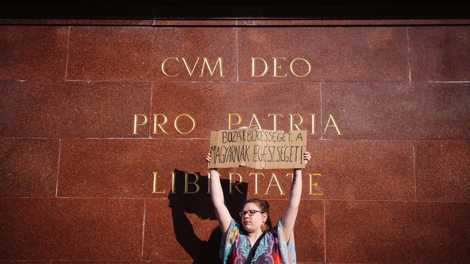 A Magyar Orvosi Kamara (MOK) által szervezett tüntetés Budapesten a Kossuth téren 2025. március 8-án