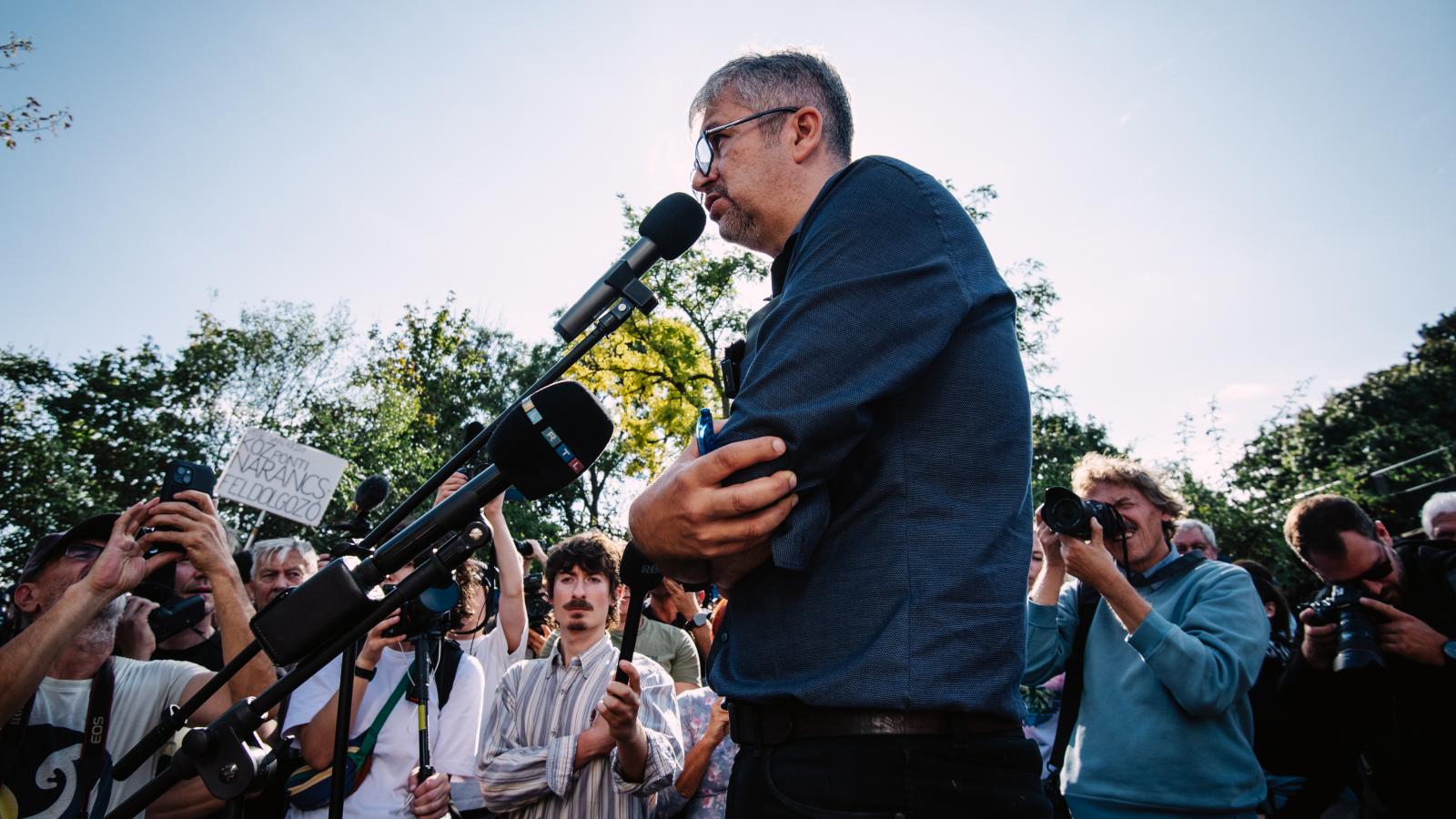 Hadházy Ákos: Ha nem is aranyból van, majdnem aranyáron vették a mosdókagylót Hatvanpusztára