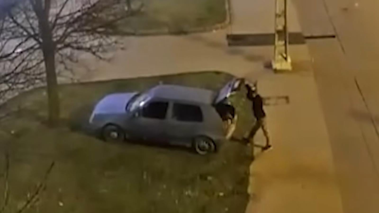 B. László a csomagtartónál matat.