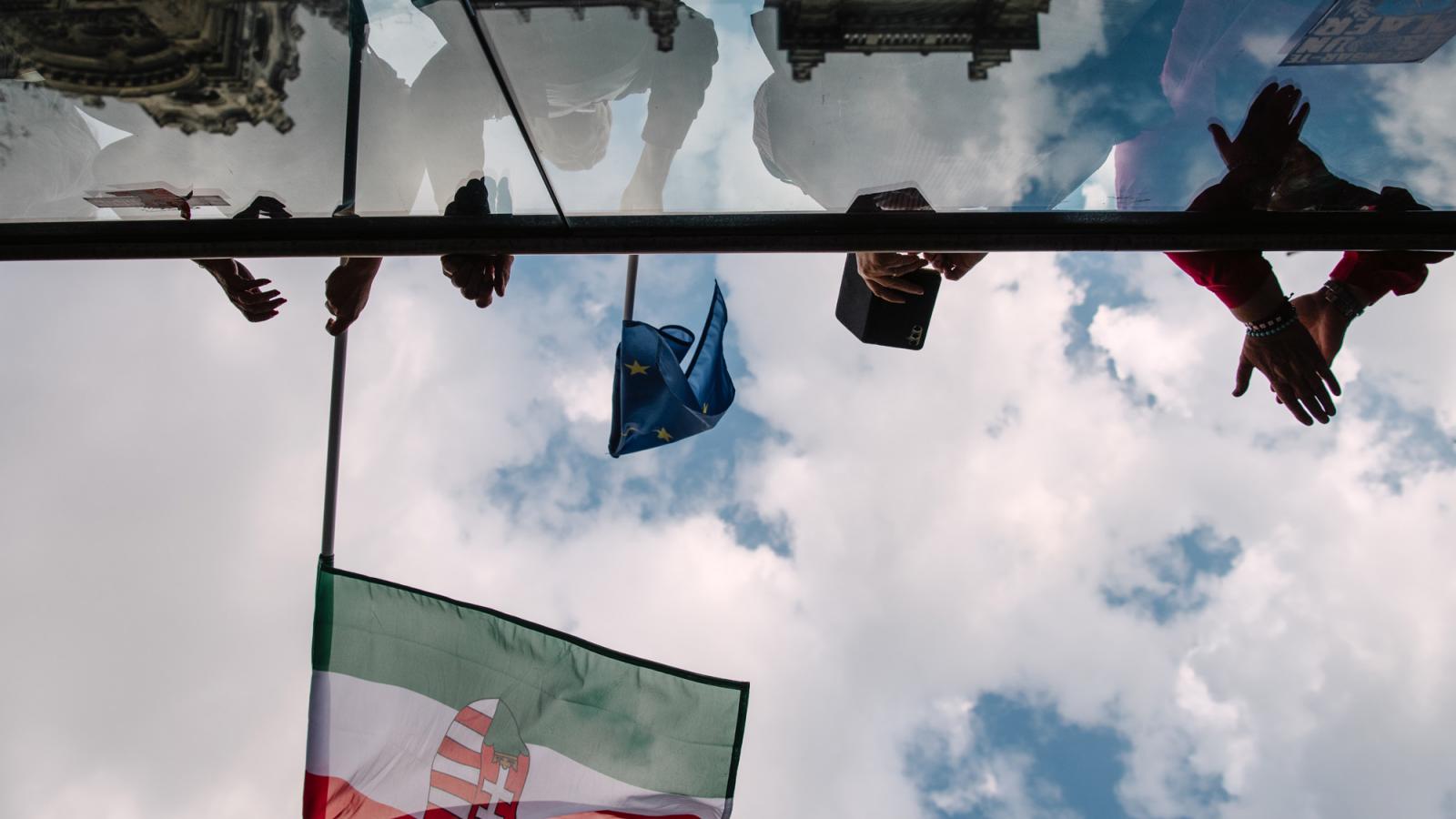 "Nem hagyjuk abba" elnevezésű tüntetés résztvevői 2025. május 27-én