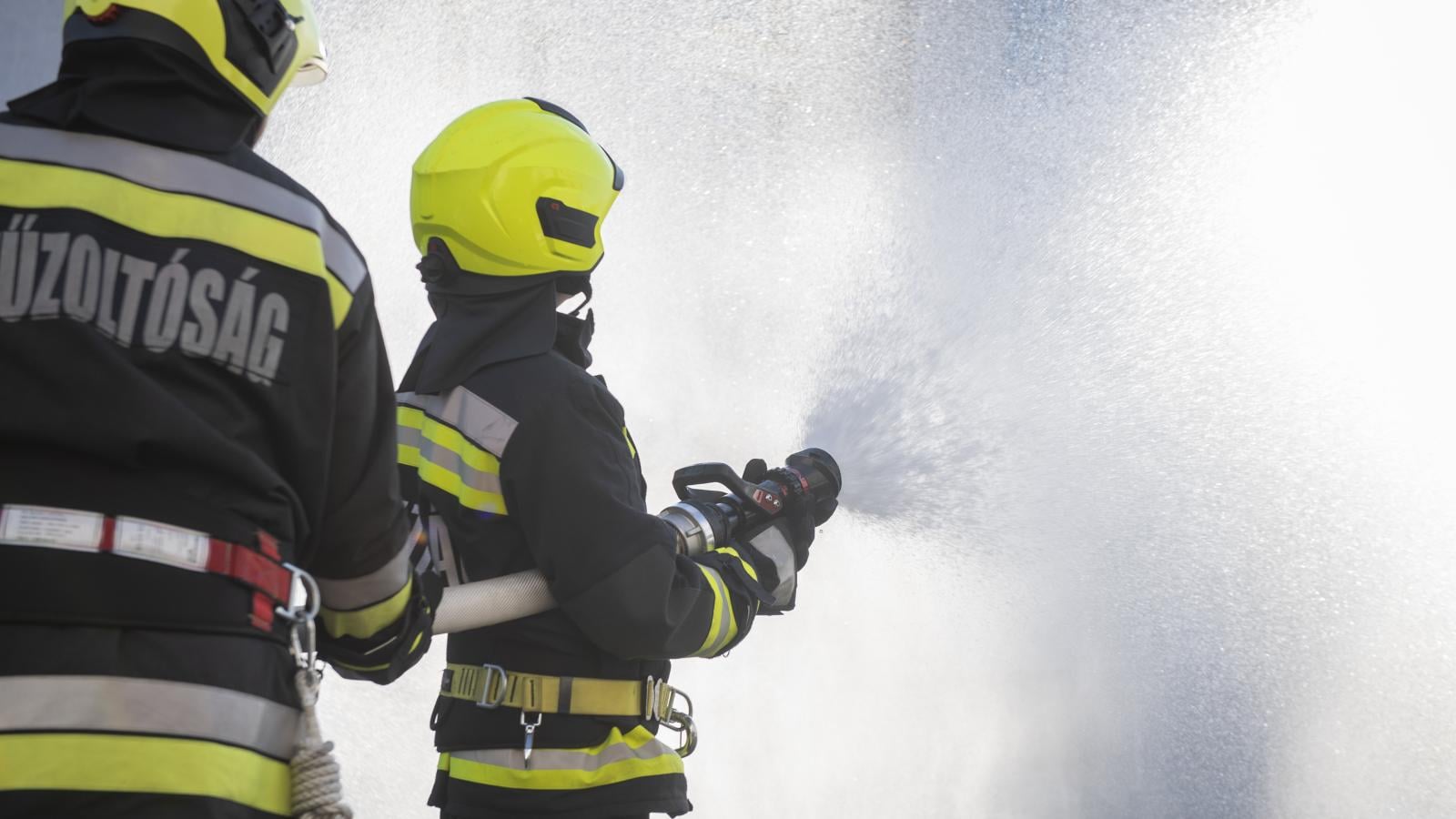 Égő épületek, árokba csúszott autók, bajba jutott állatok – 240 tűzoltói beavatkozás történt szilveszterkor