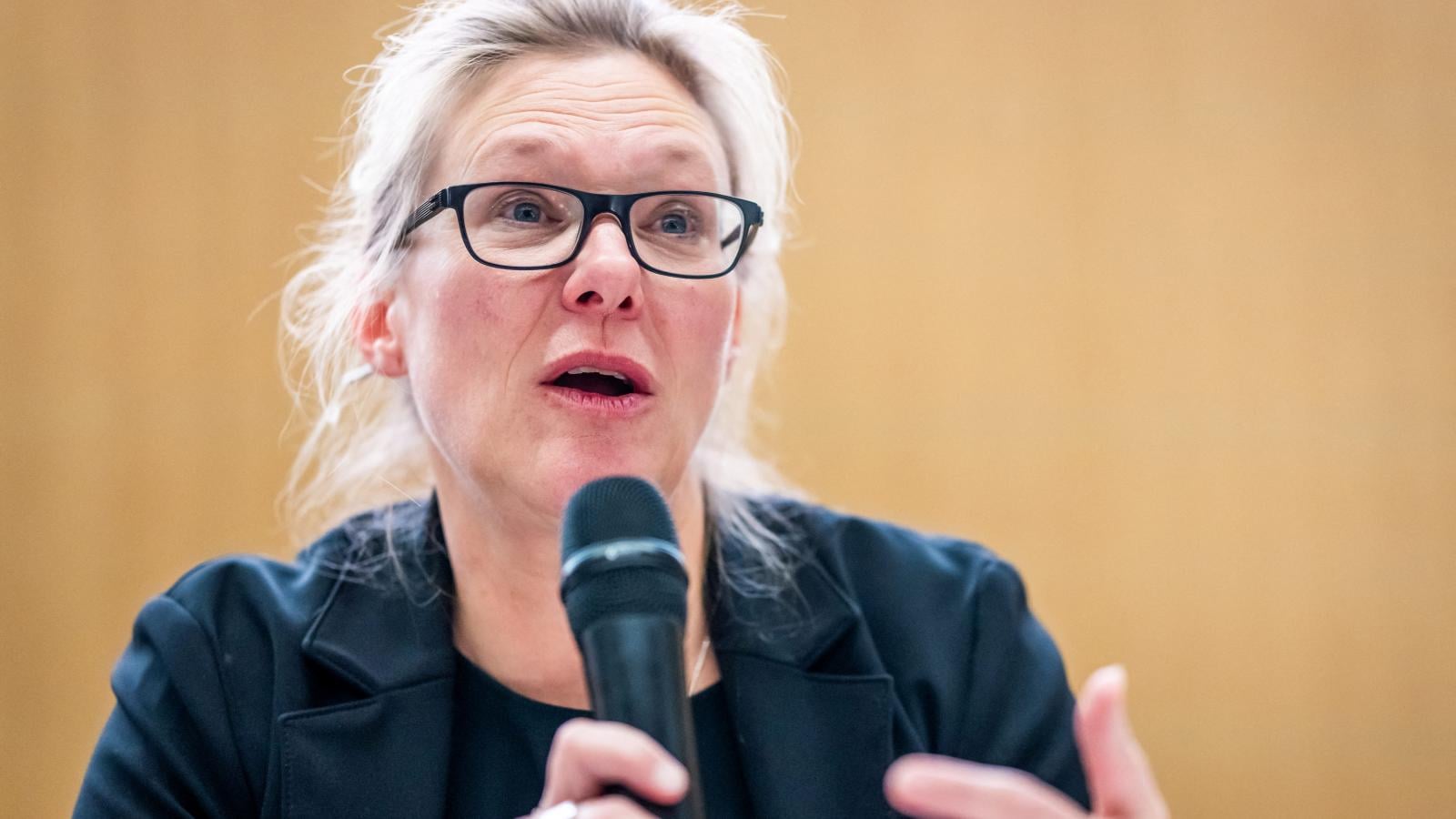 A svájci tartományi főügyész szerint csillagszórók okozhatták a halálos újévi tűzvészt