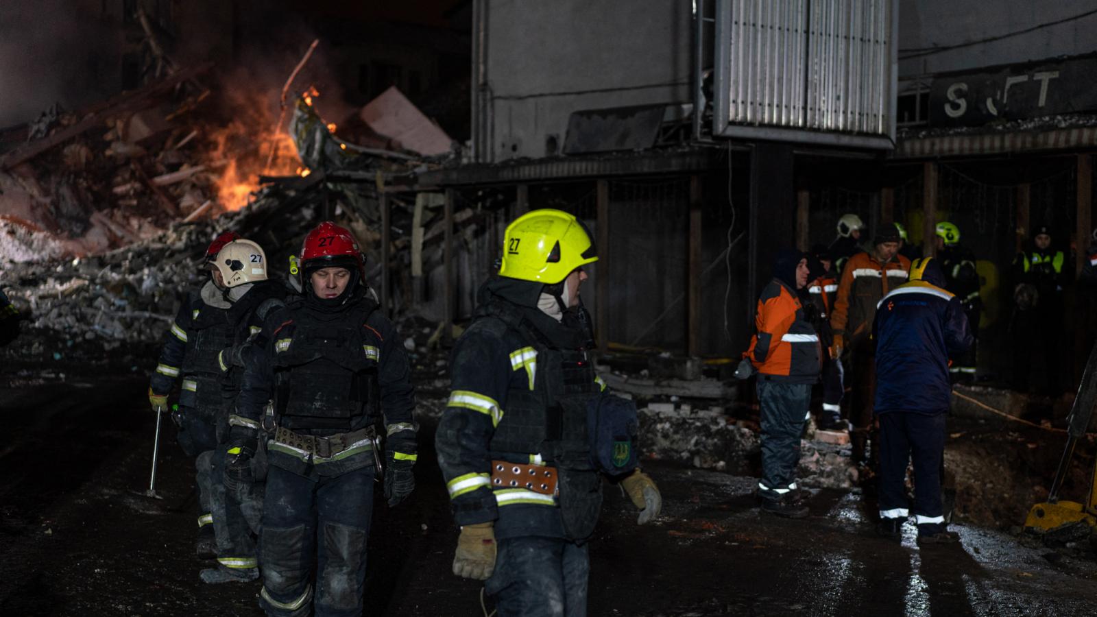 Tűzoltók és kutató-mentő csapatok dolgoznak a harkivi orosz rakétacsapás helyszínén, amely egy lakóépületet ért az ukrán városban 2026. január 2-án.