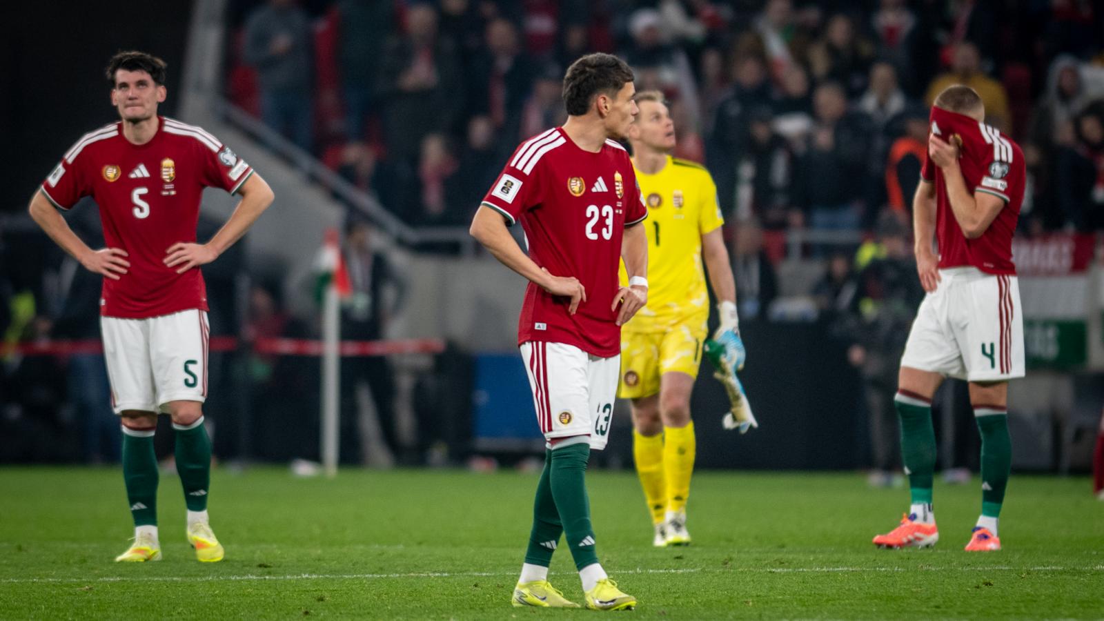 A magyar válogatott játékosai az írek elleni mérkőzés után. Az utolsó percben kapott gól miatt elúszott a pótselejtezős szereplés lehetősége