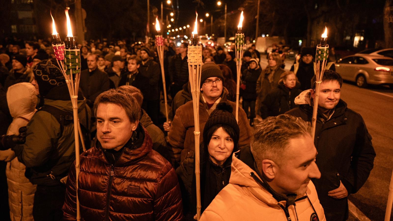Több százan tüntettek a budapesti szlovák nagykövetség előtt Beneš-dekrétumok ellen