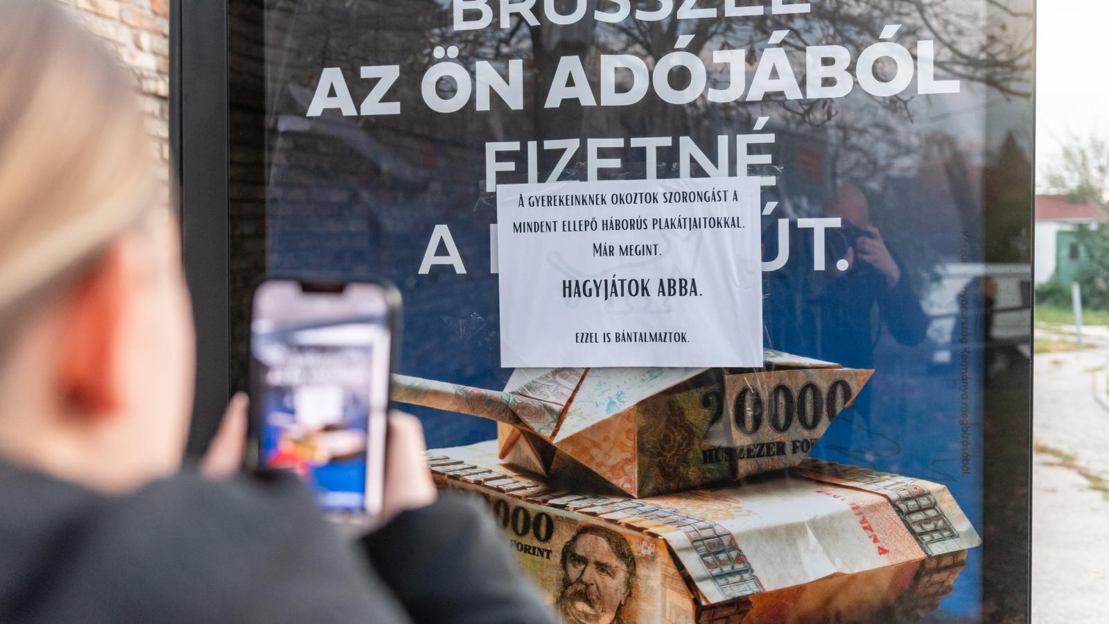 Eltávolíttatta a tankos plakátokat Mosonmagyaróvár polgármestere