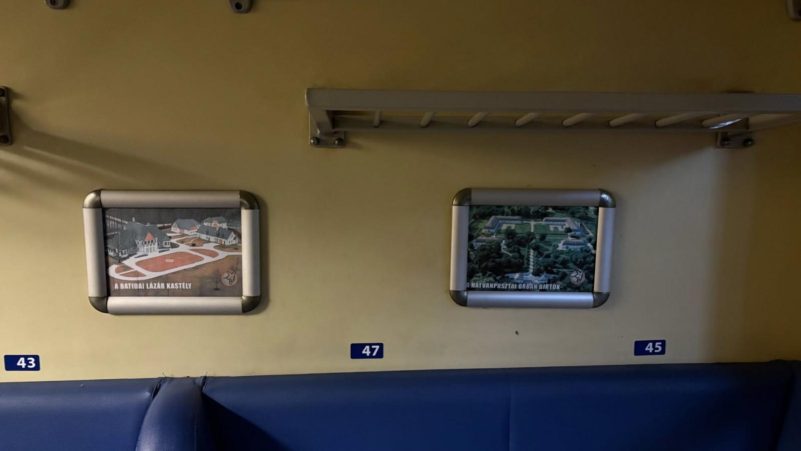 A hatvanpusztai Orbán-birtokra és Lázár János kastélyára cserélte a vasúti fülkék fotóit a Magyar Kétfarkú Kutya Párt