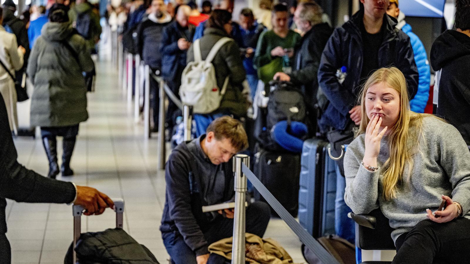 Több mint 400 járatot töröl az amszterdami repülőtér a napok óta tartó havazás és jeges záporok miatt