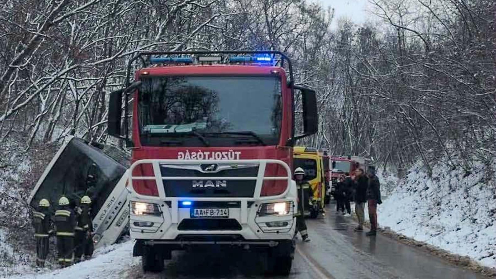 Árokba csúszott egy busz Vácdukán, többen megsérültek (fotó)