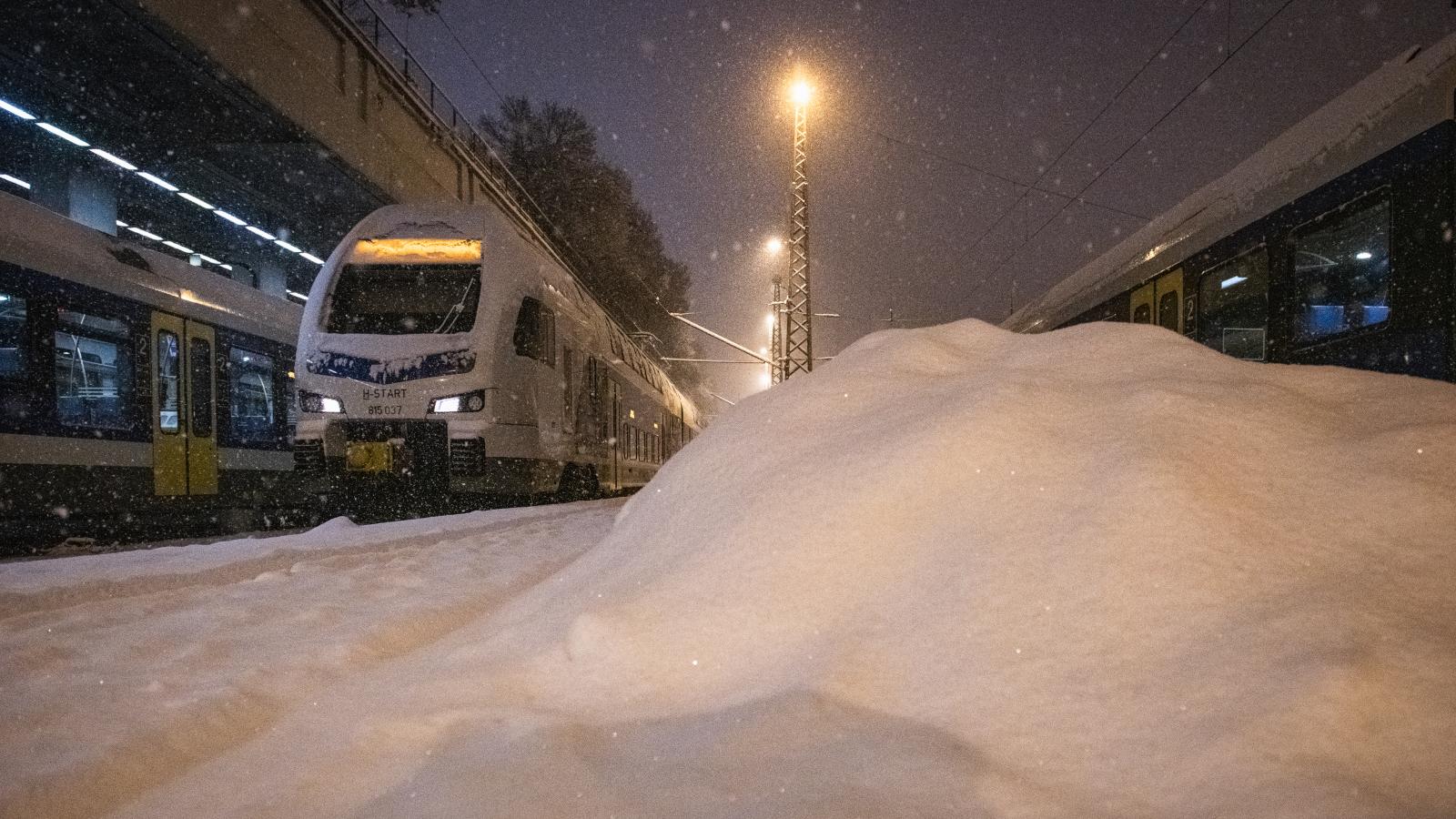 Összeomlás szélén a MÁV, az autópályákon torlódások alakultak ki a hóhelyzet miatt, járatokat törölhetnek a reptéren