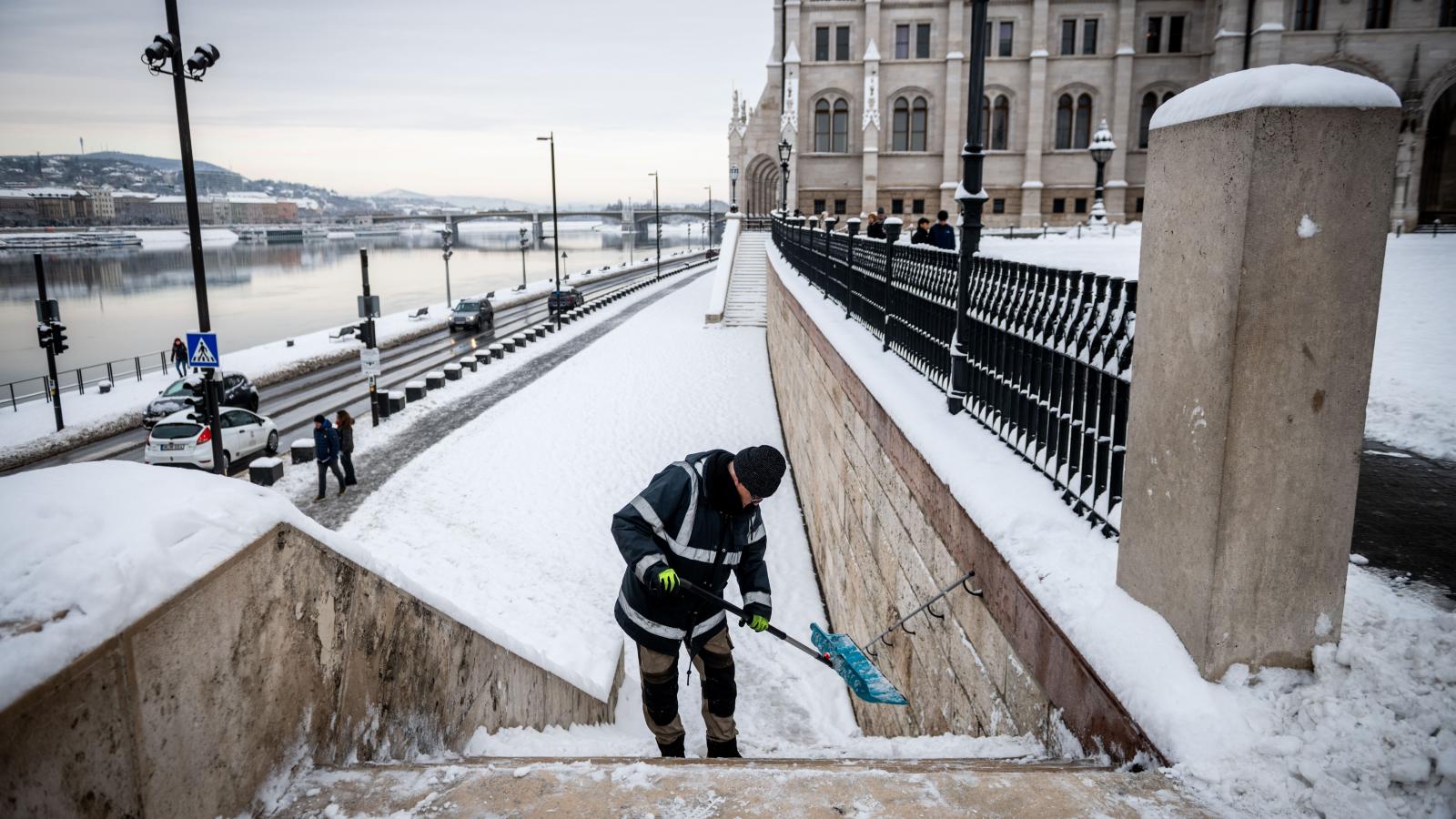Magyar Péter rendkívüli munkaszüneti napot akar a hóhelyzet miatt január 10-én