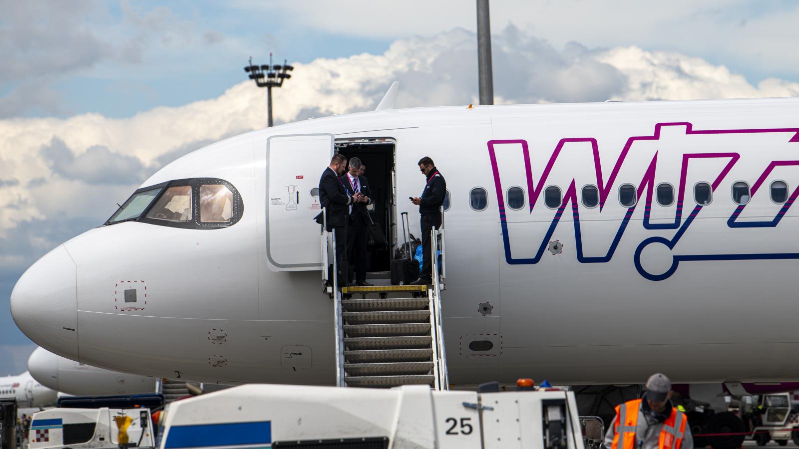 Vadászgépeket riasztottak a Wizz Air egyik járatához, mire kiderült, hogy csak egy gyerek hülyéskedett a szülei mobiltelefonján