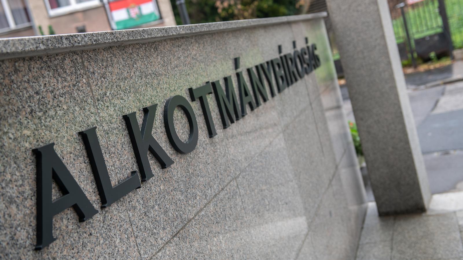 Cáfol az Alkotmánybíróság, nem dolgozik az elnöki rendszerre való átálláson