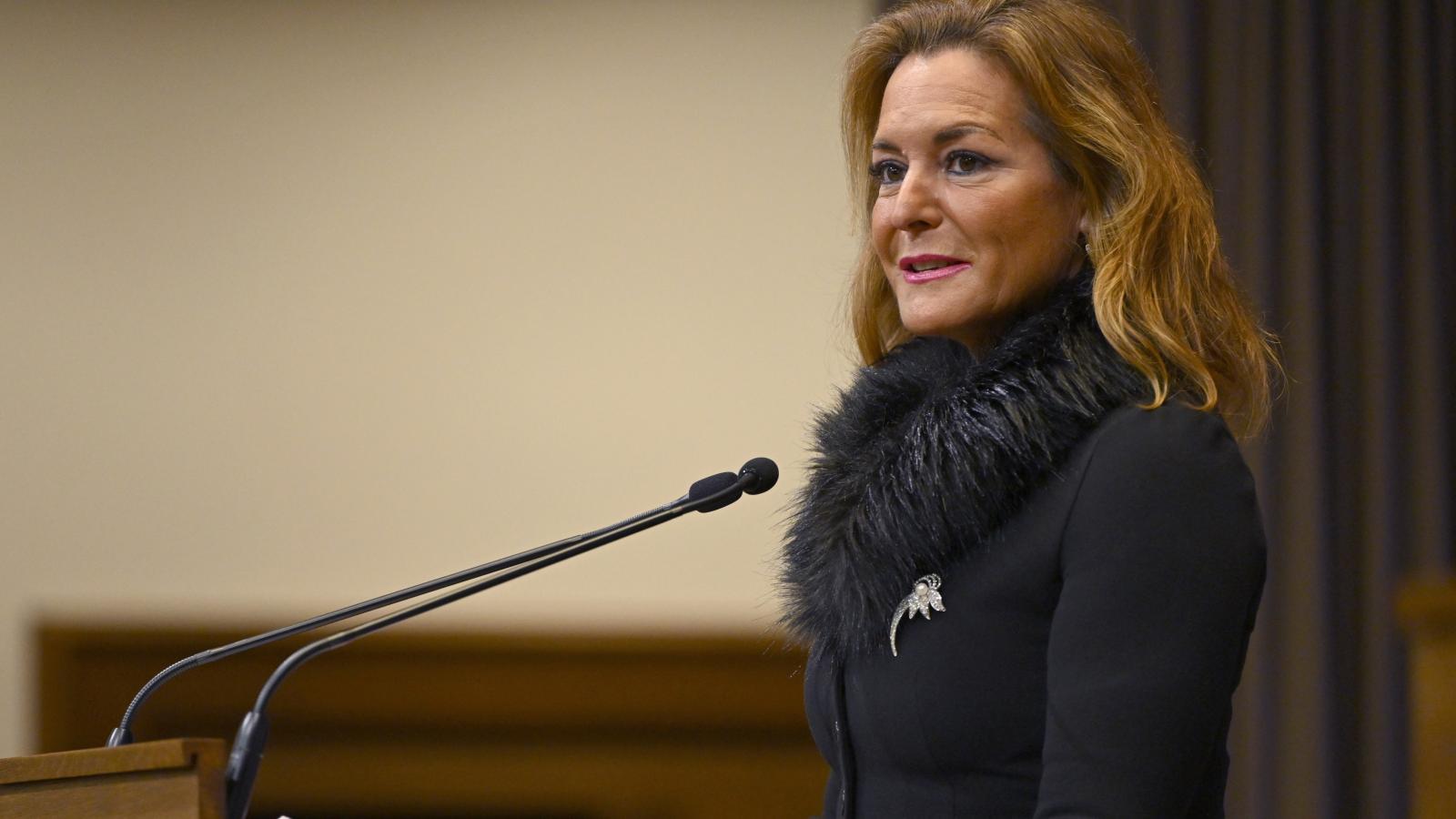 Amerikai hókotrókkal illusztrálta Vitályos Eszter  kormányszóvivő a magyarországi havazásról szóló Facebook-posztjait