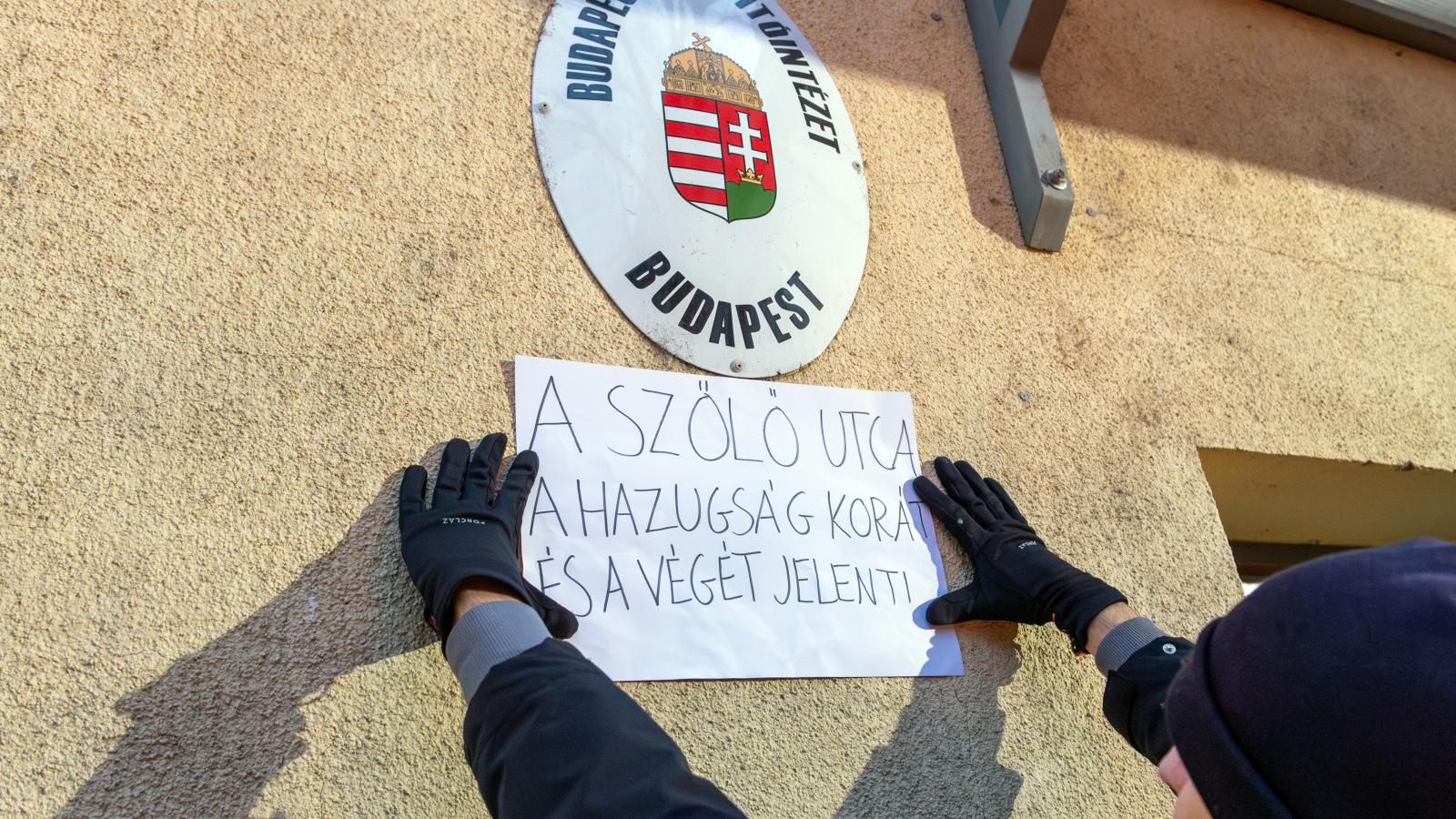 Földön csúszó fiúk, menekülő dolgozók a Szőlő utcai javítóintézetben