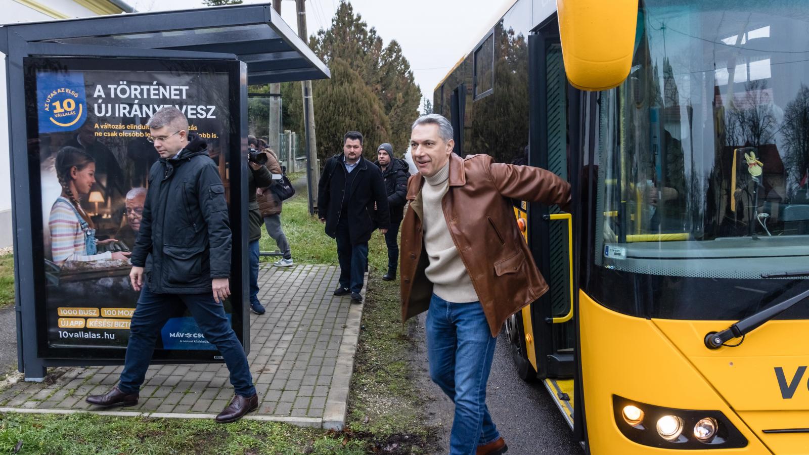 Lázár János: Országszerte 10-20 perceket késnek a buszok