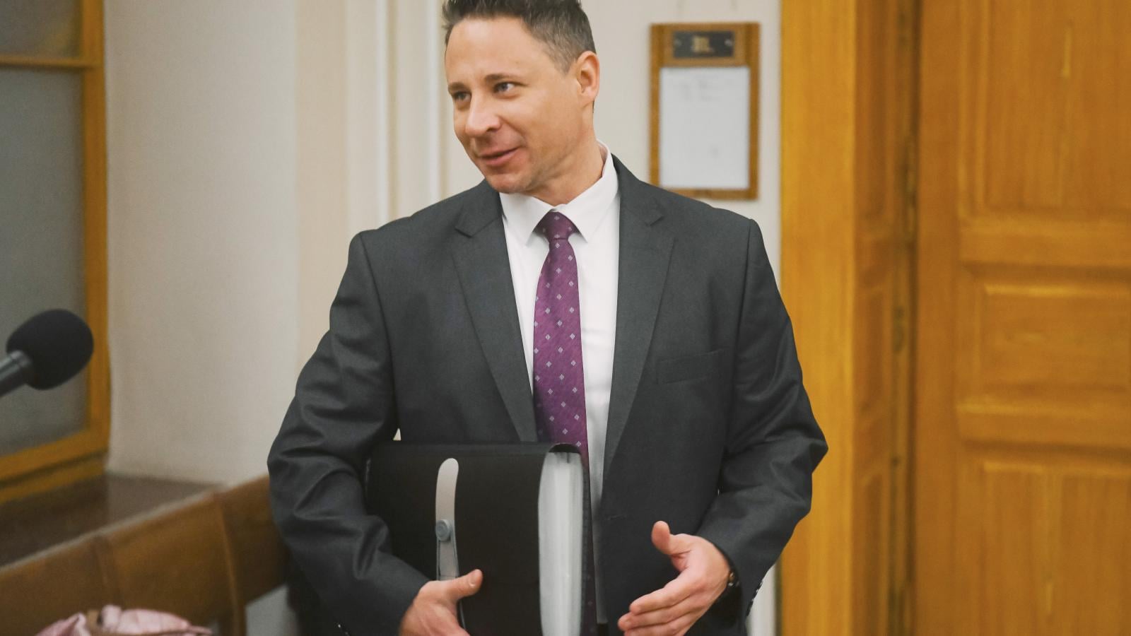 Már csaknem 250 millió forintot keresett felfüggesztett végrehajtóként Schadl György, akit 200 millióra büntetne az ügyészség