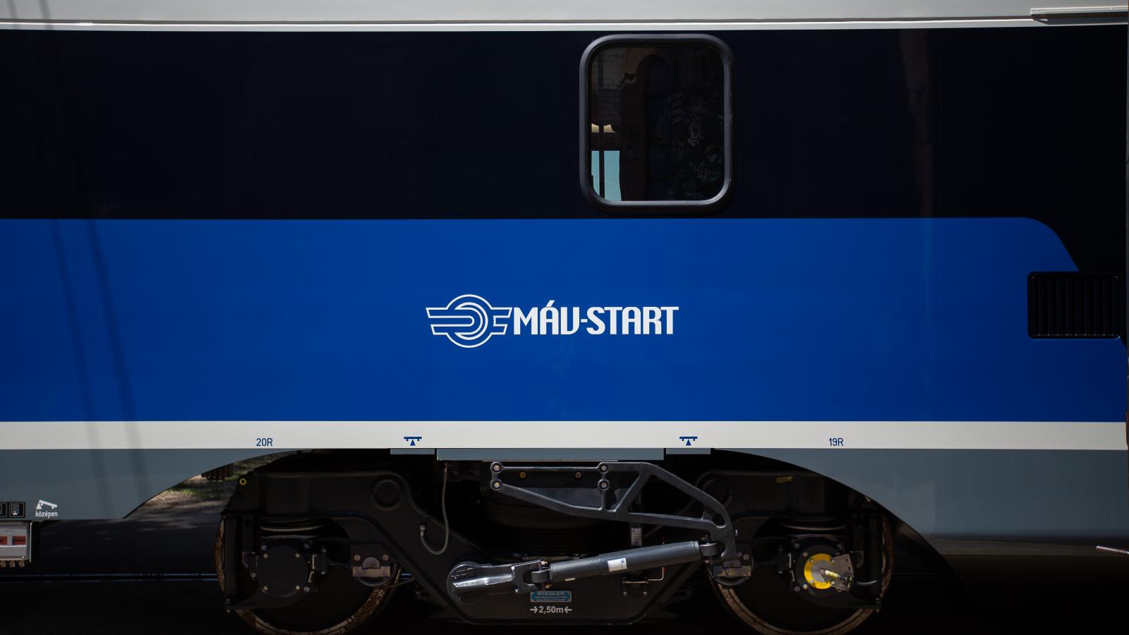 Jelentős késésekre, kimaradó járatokra és rövidített útvonalakra figyelmeztet a havas idő miatt a MÁV