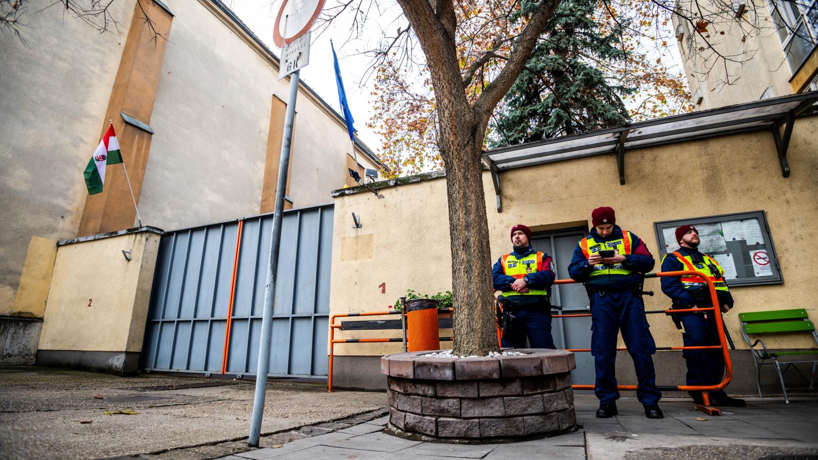 Bilinccsel, gumibottal felszerelve őrzi egy rendőr az Alföldi utcai befogadó otthonban lévő gyerekeket