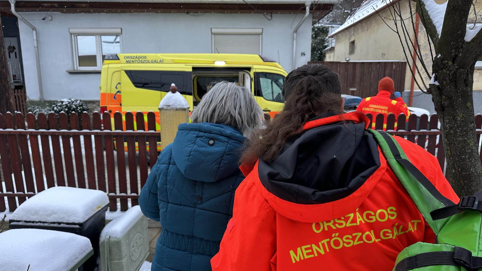 „Ha olyan embert látunk, aki nagyon sápadt, remeg, vagy már nem is remeg, zavart, vagy eszméletlen, azonnal hívjuk a 112-t”