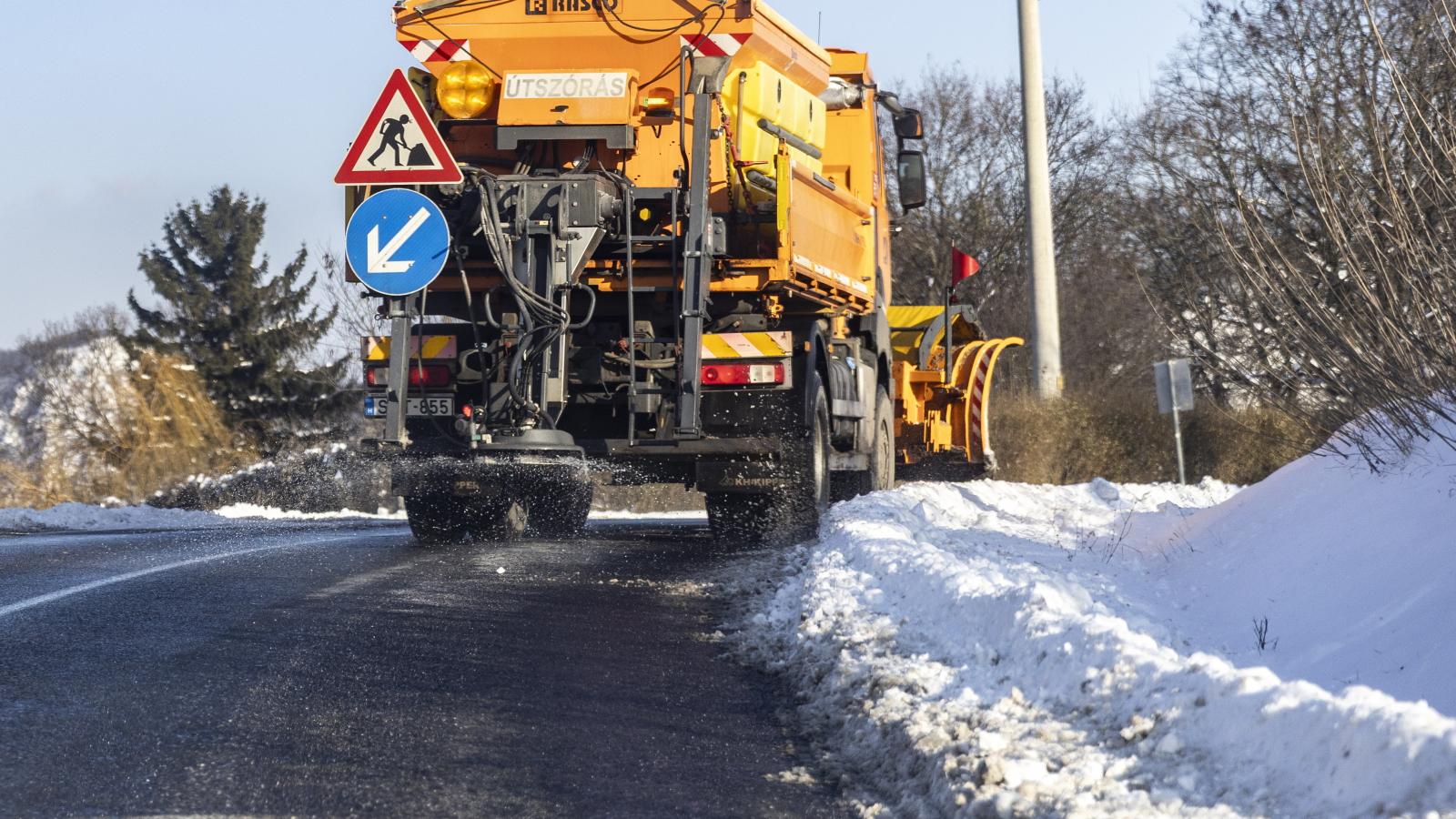 Délnyugaton az ónos eső jelent veszélyt minden közlekedőre, az ország más részein a hóhelyzet és az extrém hideg okoz gondokat