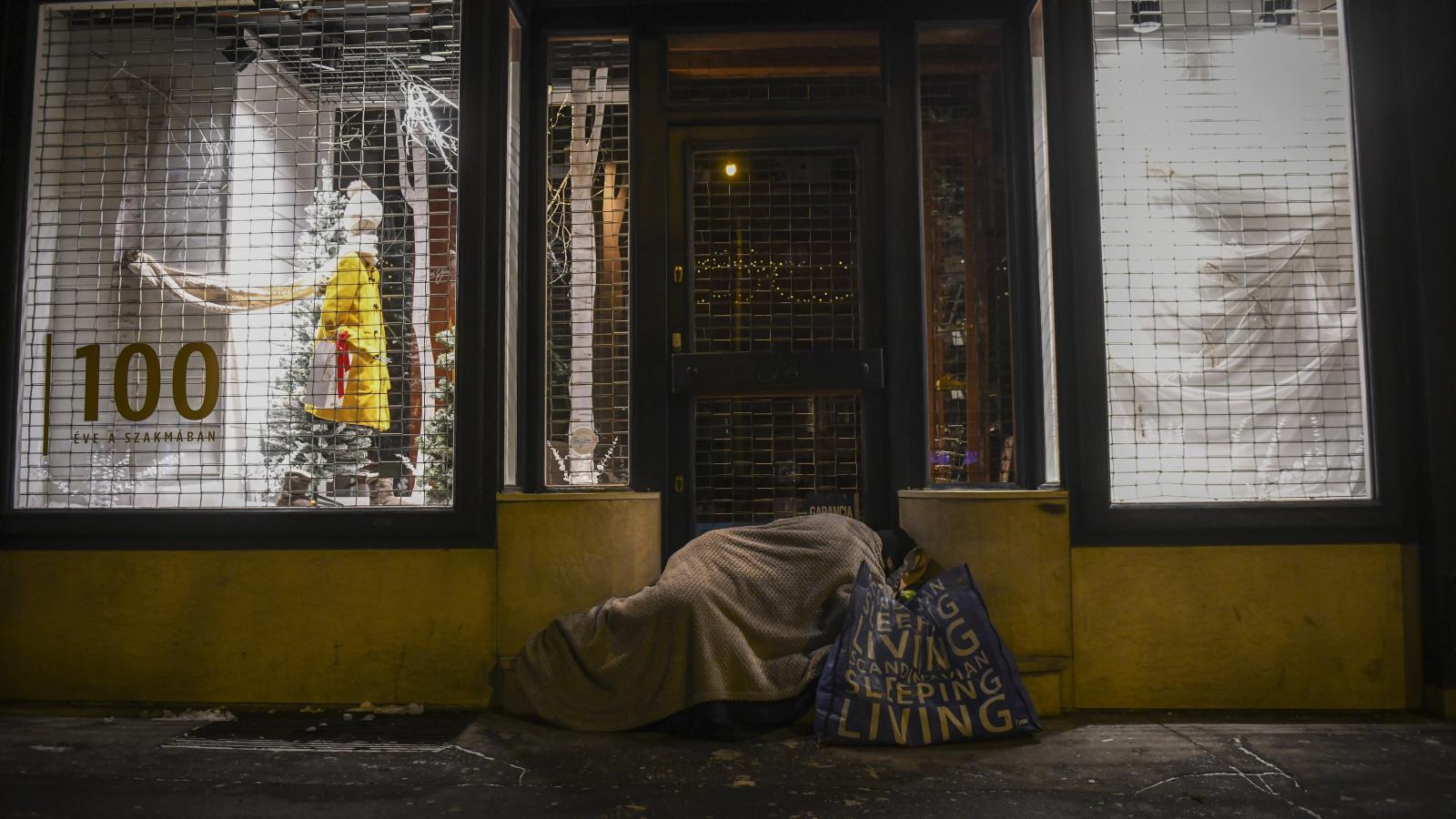 Az extrém hideg ellenére sok hajléktalan továbbra is az utcán tölti az éjszakát, és nehéz rávenni őket arra, hogy bemenjenek a melegedőkbe