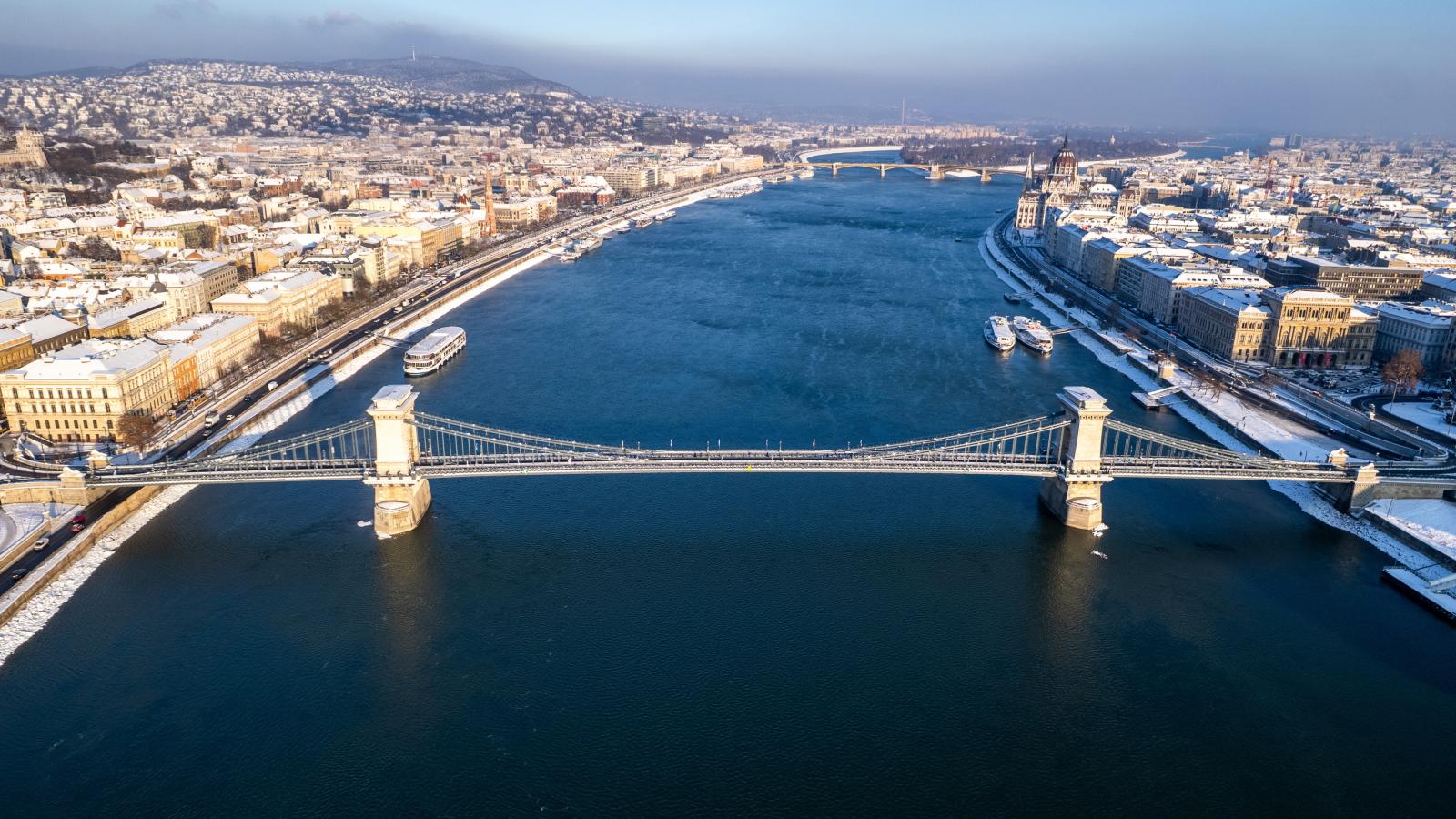 Elkezdett befagyni a Duna, a jégre menni tilos és életveszélyes