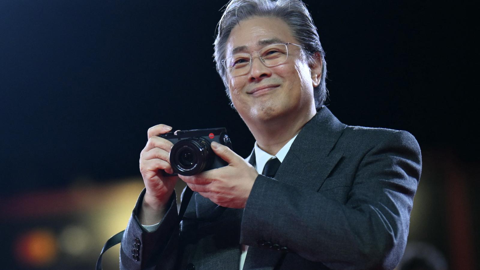 Legújabb filmjében papíripari munkásból gyilkossá válik Park Chan-wook koreai szuperdirektor főhőse